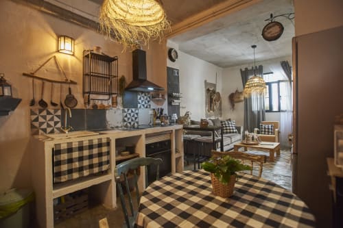 Rústica cocina y sala de estar de Casa Cercana en Abarán con piso de cuadros blancos y negros y paja