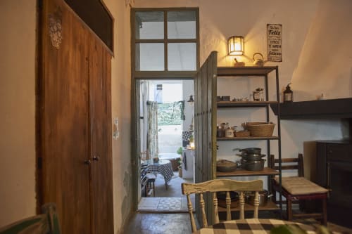 Interior rústico de villa en Casas Cercana, Abarán con puertas de madera, estantes, sillas de comedor e iluminación cálida