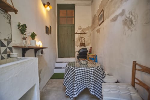 Pasillo acogedor de la villa Casas Cercana en Abarán con mesa cuadriculada, zonas de descanso, plantas y decoración rústica