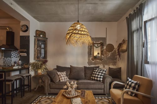 Sala moderna de la villa Casas Cercana en Abarán con sofá gris, lámpara colgante tejida y decoración contemporánea