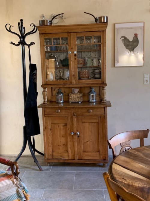 Buffet en bois avec verrerie et décor de coq à la Magnanerie de Sainte Croix, Saint Hippolyte de Caton