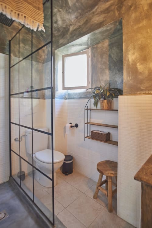 Baño moderno con ducha de cristal, azulejos blancos tipo metro, detalles de madera y ventana en villa Casas Cercana en Abarán