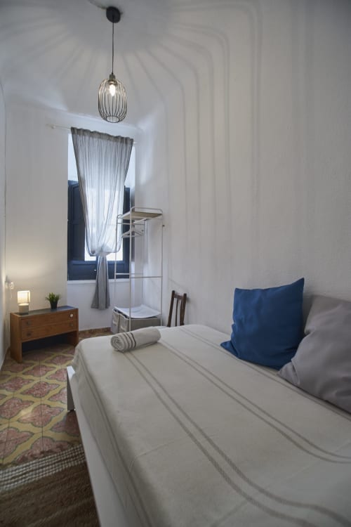 Dormitorio moderno en villa Casas Cercana en Abarán con vistas a la ciudad, iluminación colgante y almohada azul