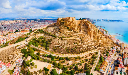Vista aérea del Castillo de Benacantil dominando el paisaje costero de Alicante y el Mar Mediterráneo