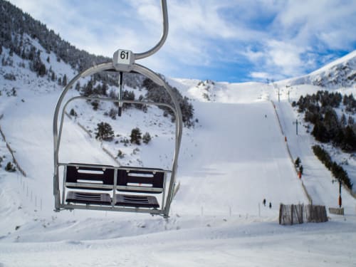 Silla de telesquí número 61 con vista a las pistas nevadas cerca de Molló, Girona