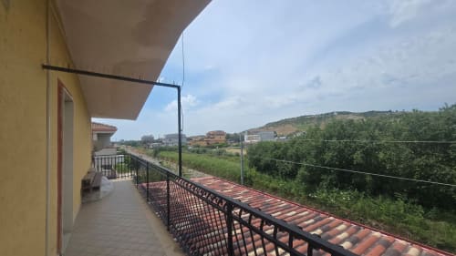 Balcone dell'appartamento Tramontana di Lux Immobiliare a Tronca con vista sulla campagna e il villaggio
