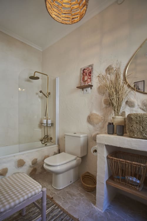 Baño en Casas Cercana, Abarán: ducha de cristal, inodoro blanco, lavamanos y detalles naturales decorativos