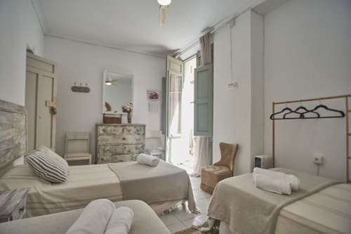 Luminosa habitación triple en hotel Casas Cercana en Abarán con camas gemelas, baño compartido, balcón y vistas a la ciudad