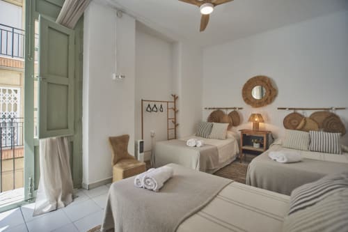 Habitación triple en Casas Cercana, Abarán: tres camas, decoración tejida, acceso a balcón y baño compartido