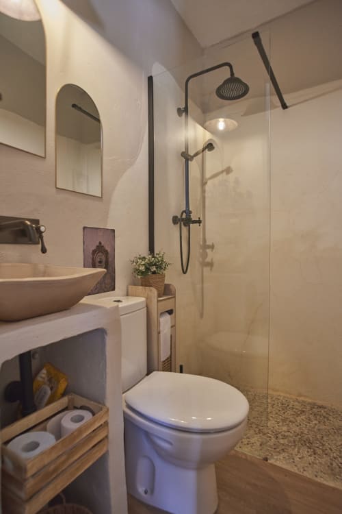 Baño moderno en Casas Cercana en Abarán con ducha, lavabo tipo recipiente, inodoro y herrajes negros