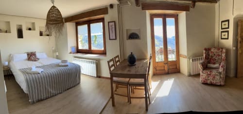 Habitación espaciosa en Casa Tapiolas B&B en Molló con vistas a las montañas, muebles de madera y luz natural