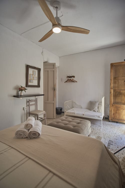 Luminosa habitación familiar en Casas Cercana de Abarán con cama doble, cama infantil, ventilador de techo de madera y decoración minimalista