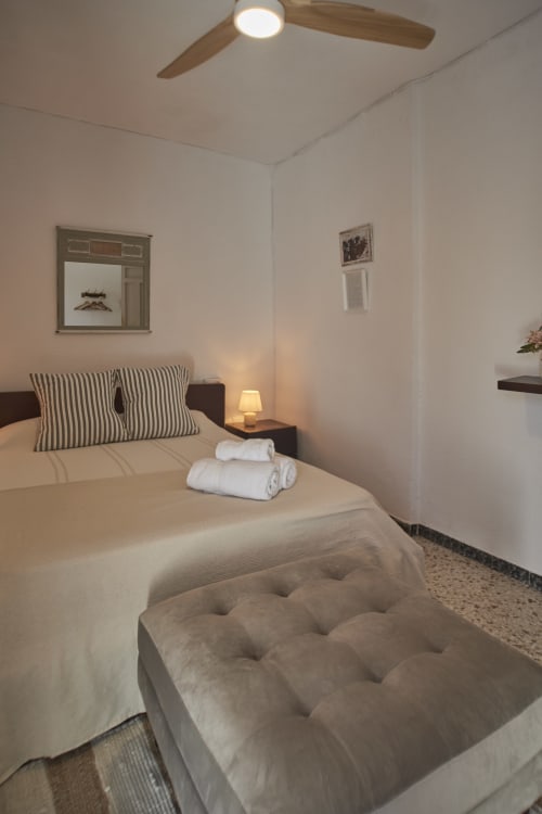 Acogedor dormitorio familiar en Casas Cercana de Abarán con cama doble, cuna infantil, almohadas a rayas y baño en-suite