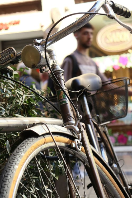 Bicicleta vintage con faro en Casa Tapiolas B&B en Molló, Girona