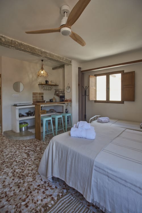 Amplio loft en Abarán con camas, cocineta, ventilador de techo y vigas de madera rústica