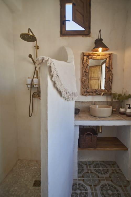 Baño rústico en Casas Cercana de Abarán con ducha de latón, espejo de madera, lavabo tipo vessel y piso de baldosas de barro