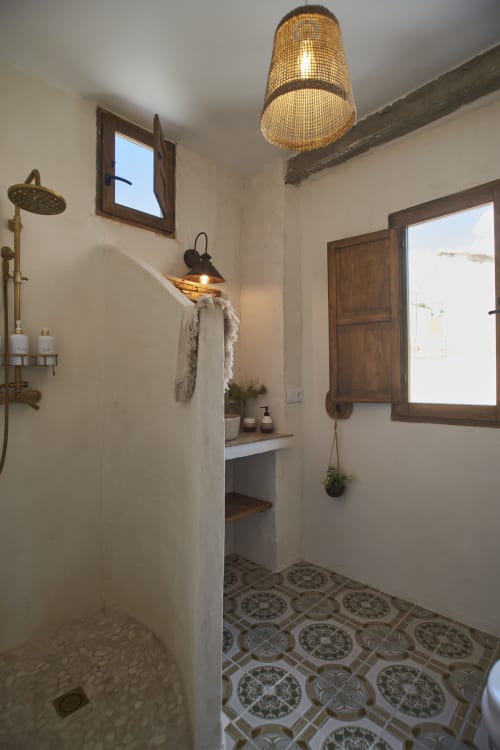 Baño moderno con accesorios rústicos, baldosas decoradas, ventanas de madera y lámpara tejida en Casas Cercana, Abarán