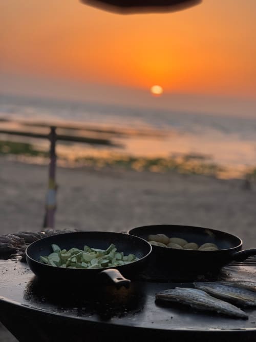 Dîner en bord de mer au Riad Eucalyptus avec plats traditionnels et vue sur le coucher de soleil de la côte d'El Ghazouane