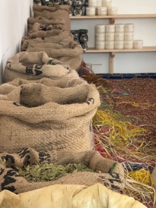 Sacs de jute remplis d'herbes séchées à la Riad Eucalyptus, hôtel ethnique à El Ghazouane, Maroc