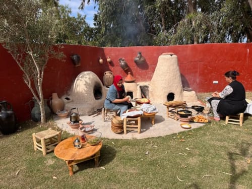 Fours traditionnels en argile marocaine et cuisine extérieure du Riad Eucalyptus, hôtel ethnique à El Ghazouane, Maroc