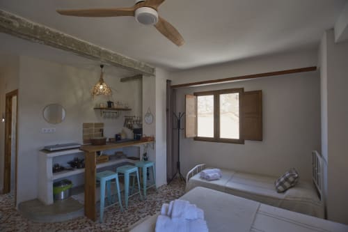 Acogedor loft familiar en Abarán con camas gemelas, cocineta, ventilador de techo y vistas al pueblo serrano