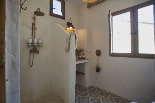 Baño rústico en Casas Cercana de Abarán con herrajes de latón, piso de azulejos y grandes ventanas con vistas al pueblo