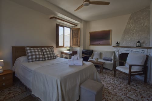 Amplio dormitorio en Casas Cercana, Abarán, con cama doble, chimenea, zona de estar y vistas a la montaña