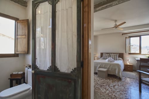 Vista del baño del loft familiar en Casas Cercana, Abarán, con ducha y dormitorio al fondo con vistas a la montaña