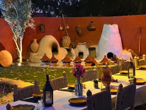 Cour du Riad Eucalyptus à El Ghazouane aménagée pour le dîner, architecture marocaine traditionnelle et poteries en terre cuite