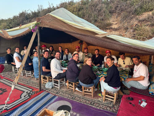 Repas en groupe sous une tente traditionnelle au Riad Eucalyptus, hôtel ethnique à El Ghazouane, Maroc