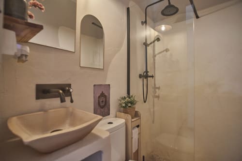 Baño moderno del hotel Casas Cercana en Abarán con lavabo tipo recipiente, ducha de lluvia y decoración neutral