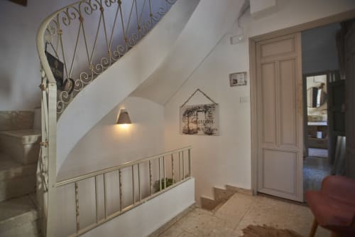 Elegante escalera con barandillas de metal ornamentado en la casa rural Casa Cercana, Abarán, España