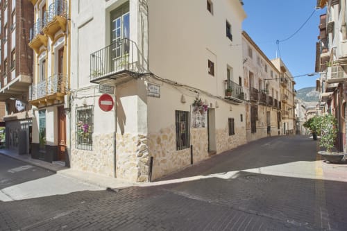 Encantadora esquina de calle en Abarán con arquitectura española tradicional y edificios de piedra