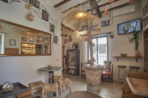 Sala rústica de Casas Cercana, Abarán con lámparas de tejido, muebles de madera y decoración ecléctica