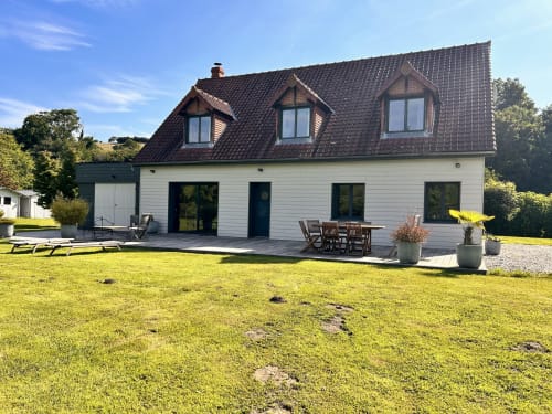 Charmant cottage blanc aux toits sombres à Mon Week End A La Mer à Hautot-sur-Mer, avec pelouse entretenue et mobilier de terrasse