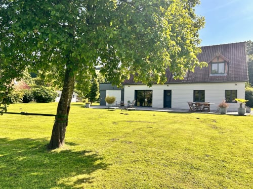 Charmant cottage blanc moderne aux toits sombres à Mon Week End A La Mer à Hautot-sur-Mer, entouré de pelouse verdoyante et d'arbres matures