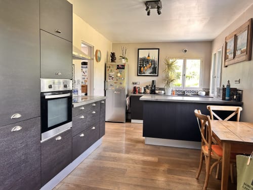 Cuisine et salle à manger modernes du cottage Les Sources à Mon Week End A La Mer, Hautot-sur-Mer, avec mobilier sombre et boiseries