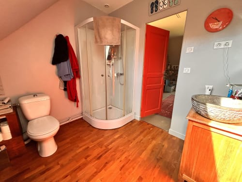 Salle de bain spacieuse du gîte Les Sources à Mon Week End A La Mer, Hautot-sur-Mer, avec douche, toilettes et parquet