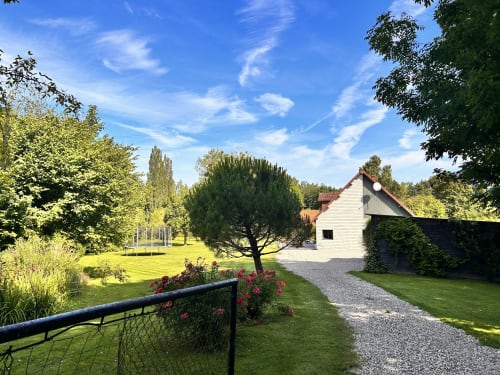 Petite maison blanche avec jardins soignés, trampoline et allée gravillonnée à Mon Week End A La Mer, Hautot-sur-Mer