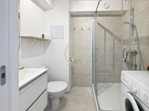 Salle de bains moderne du studio à L'Île-Rousse avec douche, toilettes, lavabo et lave-linge