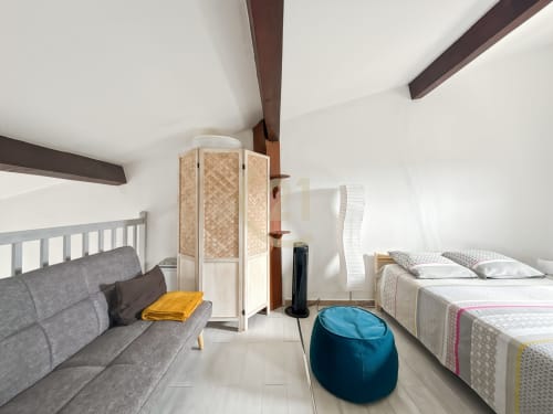 Studio duplex lumineux à L'Île-Rousse avec lits jumeaux, canapé et équipements modernes près de la plage et du centre-ville