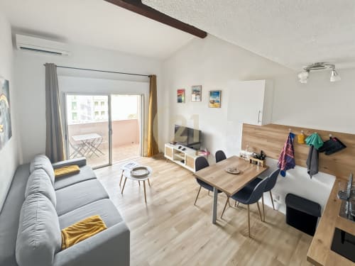 Studio moderne à L'Île-Rousse avec vue mer, séjour meublé, table à manger et accès à la terrasse