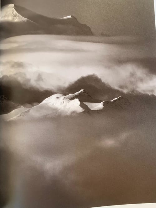 Pics enneigés dominant les nuages à L'Alp'In, station de ski La Plagne Tarentaise