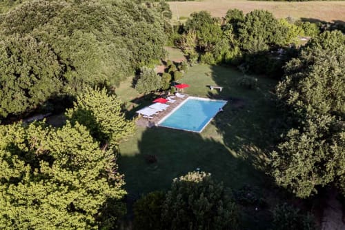 Vista aerea di Casa dei Nidi presso Donkeys and Roses a Viterbo, con piscina esterna condivisa circondata da giardini curati