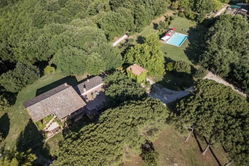 Vista aerea della proprietà Donkeys and Roses presso Viterbo con casa principale, piscina, giardini e boschi circostanti