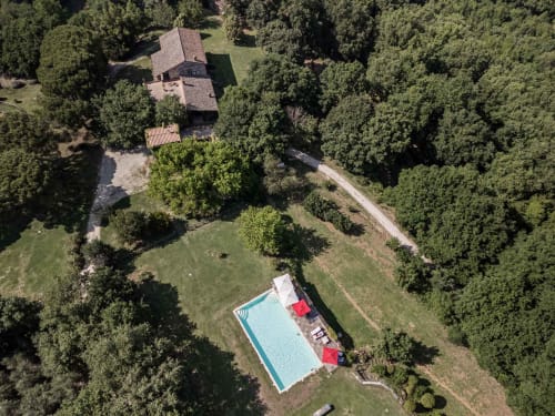 Vista aerea di Donkeys and Roses a Orte, Italia: piscina, casa e giardini boscosi circostanti