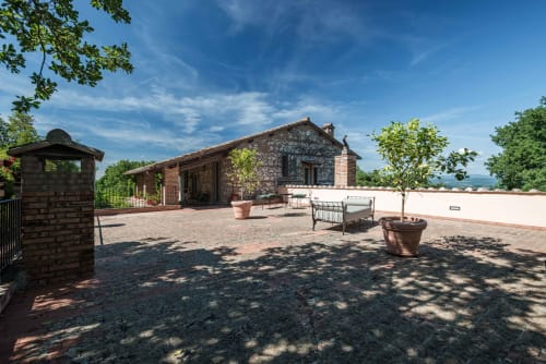 Villa in mattoni rustica presso Donkeys and Roses a Viterbo con terrazza, lettini e vista sulla campagna