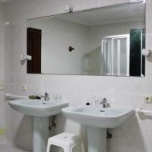 Baño moderno en habitación Triple Superior de Hostal las Dunas, Cabo de Gata Almería con doble lavabo y espejo grande