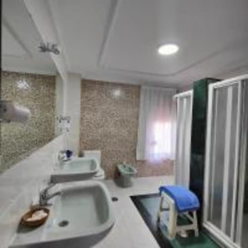 Baño moderno en habitación Triple Superior del Hostal las Dunas, Cabo de Gata Almería con doble lavamanos y ducha
