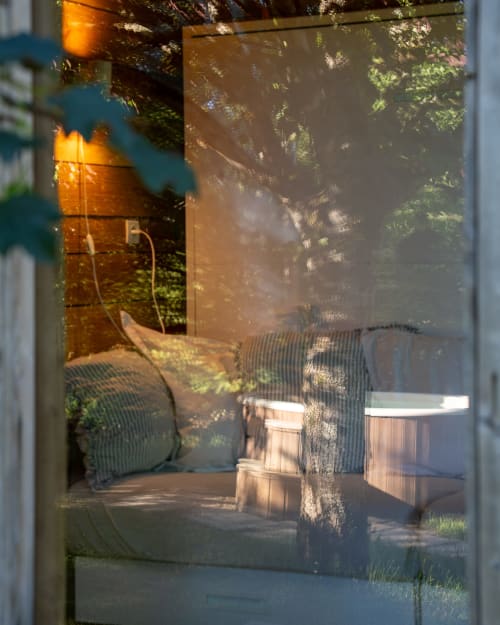 Espace détente extérieur des Cabanes de Julie avec fauteuils douillets et lumière tamisée par les arbres